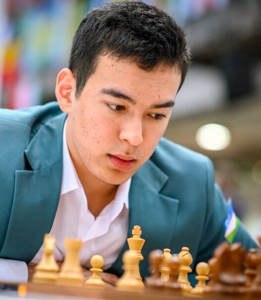 Abdusattorov Nodirbek becomes the sole leader Magnus Carlsen and SL