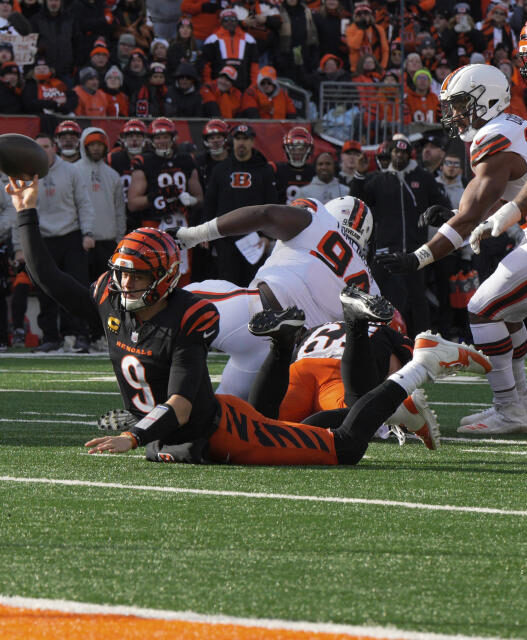 Joe Burrow throws remarkable TD pass to Tee Higgins while