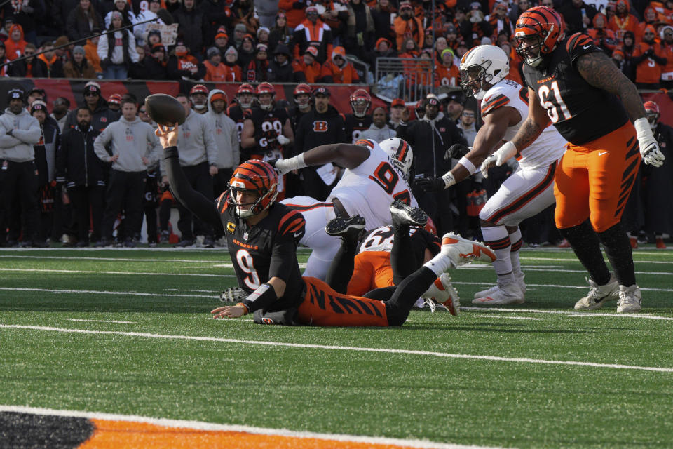 Joe Burrow throws remarkable TD pass to Tee Higgins while