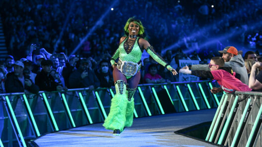 Naomi Pin Us Champ on Wwe Smackdown joins Tags partner