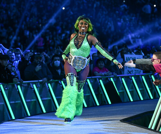 Naomi Pin Us Champ on Wwe Smackdown joins Tags partner