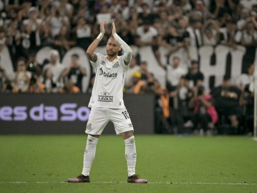 Neymar scores the first goal on the return of Santos