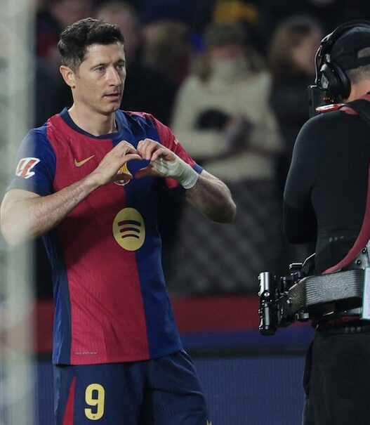 Robert Lewandowski raises Barcelona in front of Rayo Vallecano and