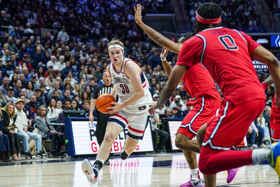 The male basketball team Uconn goes to Creighton how to