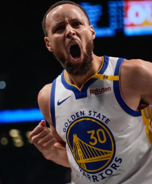 Stephen Curry takes one of the wildest photos of his